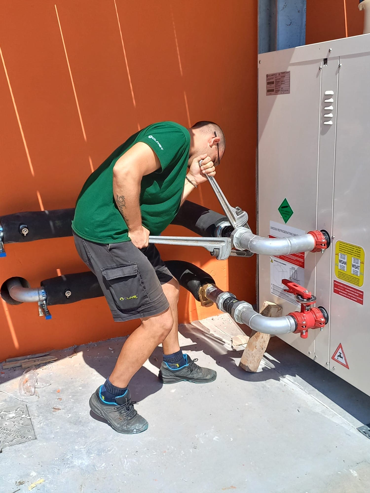 Tecnico Climatec che collega le tubazioni di un'unità esterna