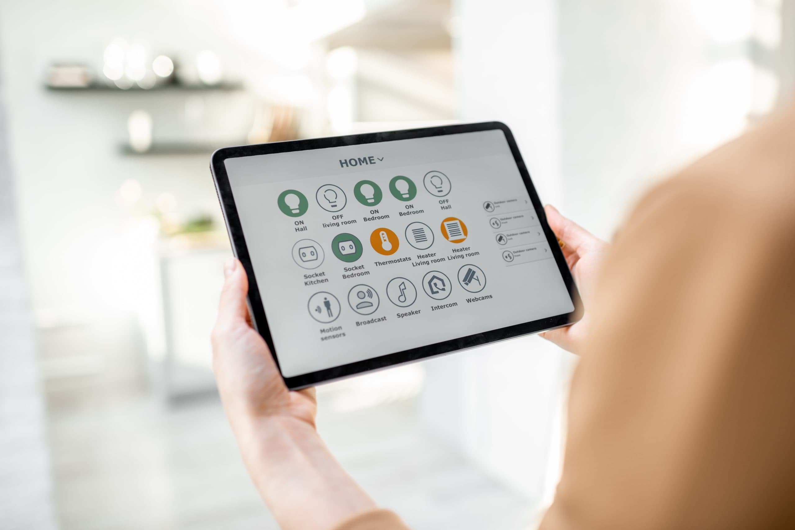 Tablet con il pannello di controllo dell'impianto di una casa